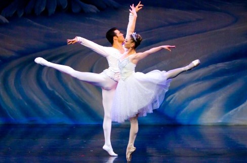 Gallery 1 - Renowned International Ballet Star Joins Ventura County Ballet for Holiday Classic, 